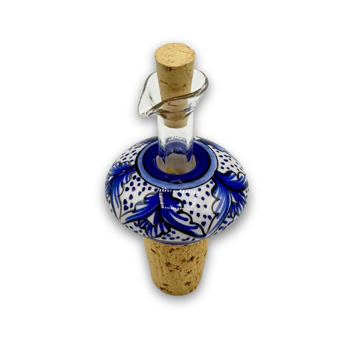 Kunstvoll bemalter Flaschenverschluss aus Keramik in Weiß und Kobaltblau mit floralen Motiven, Glasausgießer und Kork – mediterranes Flair für jede Küche