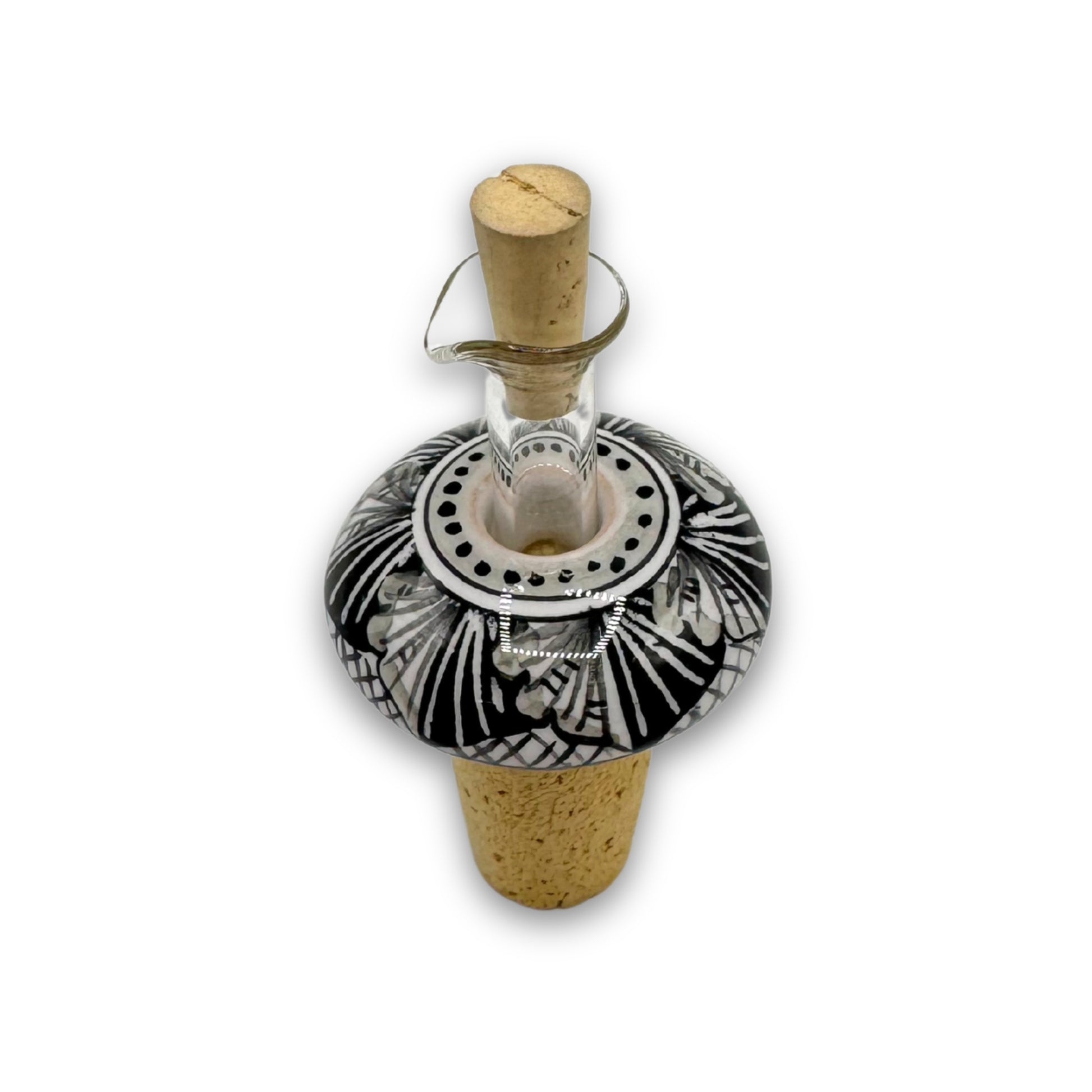 Stilvoller Flaschenverschluss aus Keramik mit handbemaltem schwarz-weißem Muster, veredelt mit Glasausgießer und Naturkork – moderne Eleganz im traditionellen Design