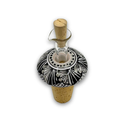 Stilvoller Flaschenverschluss aus Keramik mit handbemaltem schwarz-weißem Muster, veredelt mit Glasausgießer und Naturkork – moderne Eleganz im traditionellen Design